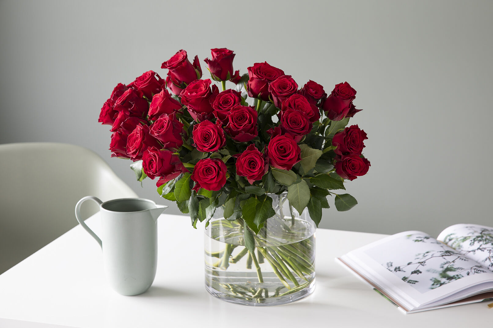 Røde roser i vase